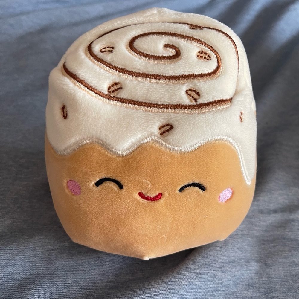 cinnamon bun squishmallow